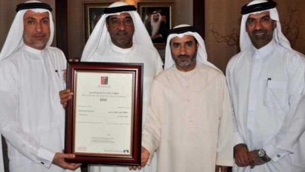 Ahmed Bin Saeed, Chairman of Dubai Airport Freezone receives the Dubai Award for Human Development from Mohammed Al Zarooni, Director General, Dubai Airport Freezone