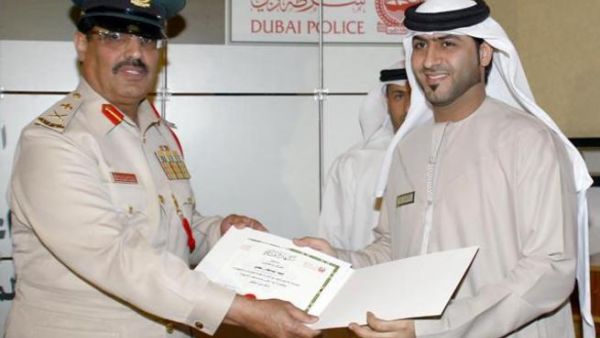 سعادة اللواء راشد علي المزروعي، مدير الإدارة العامة بشرطة دبي يسلّم شهادة تقدير لأحد الموظفين في &amp;quot;تجاري&amp;quot;