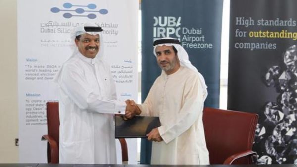 Juma Al Matrooshi, Executive Vice-President, Corporate Excellence and Support at Dubai Silicon Oasis Authority, and Yousuf Behzad, Director of HR and Strategy at DAFZA, shaking hands