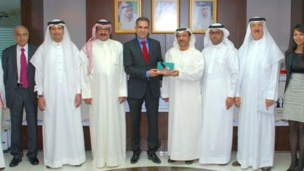 صورة جماعية مع الوفد الزائر