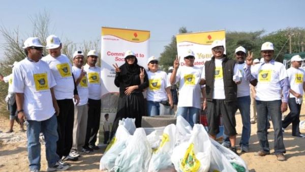 Volunteers from Emirates Gas take part in the ‘Clean Up UAE’ campaign organised by Emirates Environmental Group