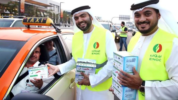 ENOC employees distributing ‘Iftar Packs’ comprising dates and water to motorists at red lights