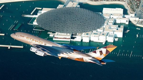 طائرة الاتحاد للطيران إيرباص A380، تُحلّق على نحو منخفض فوق متحف اللوفر أبوظبي طائرة الاتحاد للطيران إيرباص A380، تُحلّق على نحو منخفض فوق متحف اللوفر أبوظبي