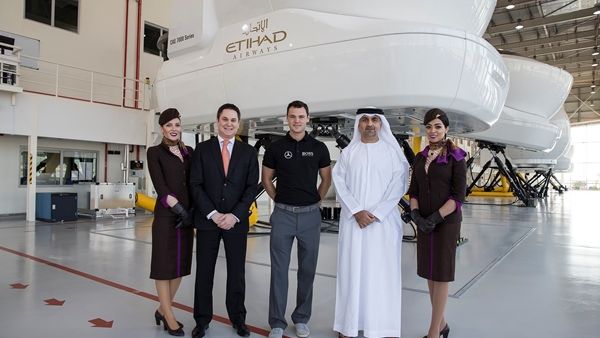 يتر بومغارتنر، رئيس الشؤون التجارية في الاتحاد للطيران، ومارتن كيمر، سفير ضيف الاتحاد، وسعادة عارف العواني، الأمين العام لمجلس أبوظبي الرياضي