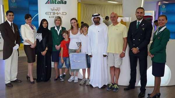 عائلة لويجينو نونينو مع المديرين الخريجين بالاتحاد للطيران وأفراد من طاقم الضيافة الجوية من الاتحاد للطيران وأليطاليا