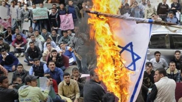 أبناء الشعب المصري خلال إحدى التظاهرات المندّدة بصفقة تصدير الغاز المصري إلى إسرائيل