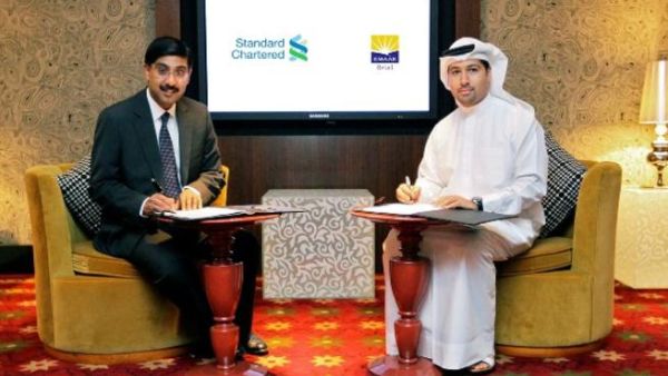 Arif Amiri, Chief Executive Officer, Emaar Retail and Pramod Veturi, Acting Head of Consumer Banking, Standard Chartered Bank UAE during the signing ceremony Arif Amiri, Chief Executive Officer, Emaar Retail and Pramod Veturi, Acting Head of Consumer Banking, Standard Chartered Bank UAE during the signing ceremony