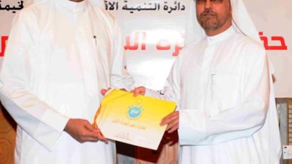 Abdulraoof Abdul Aziz, Manager, Dealer Sales Operations at Emarat receiving the Certificate from Sheikh Mohamed Al
Qassimi, Deputy Chairman of the Economic Development Abdulraoof Abdul Aziz, Manager, Dealer Sales Operations at Emarat receiving the Certificate from Sheikh Mohamed Al
Qassimi, Deputy Chairman of the Economic Development