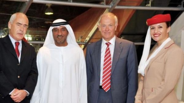 سمو الشيخ أحمد بن سعيد آل مكتوم، الرئيس الأعلى الرئيس التنفيذي لطيران الإمارات وتيم كلارك، رئيس طيران الإمارات مع كارلوس إنريك ماير، وزير السياحة الأرجنتيني