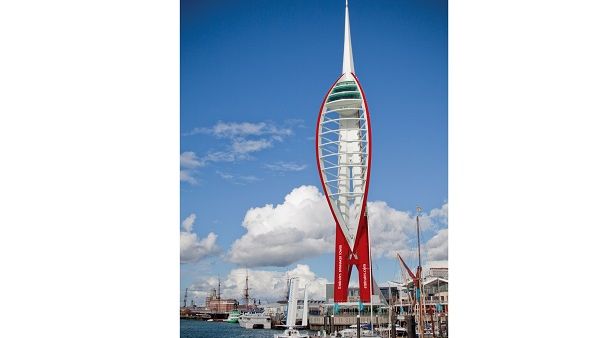 	برج طيران الإمارات سبيناكر أعلى معلم معماري في المملكة المتحدة خارج العاصمة لندن بألوان طيران الإمارات