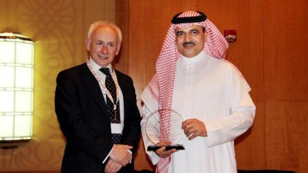 سعود الدويش، الرئيس التنفيذي لمجموعة الاتصالات السعودية يتسلم الجائزة