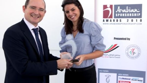 Etihad’s Head of Sponsorships, Nick Cottage and the airline’s Sponsorships Manager, Briony Trevethan, receive the award at a ceremony at the Yas Hotel in Abu Dhabi