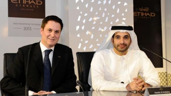 بيتر بومغارتنر، رئيس الشؤون التجارية في الاتحاد للطيران وحارب مبارك المهيري نائب رئيس الشؤون التجارية في دولة الإمارات العربية المتحدة عند إطلاق الإعلان التجاري العالمي الجديد لشركة الاتحاد للطيران