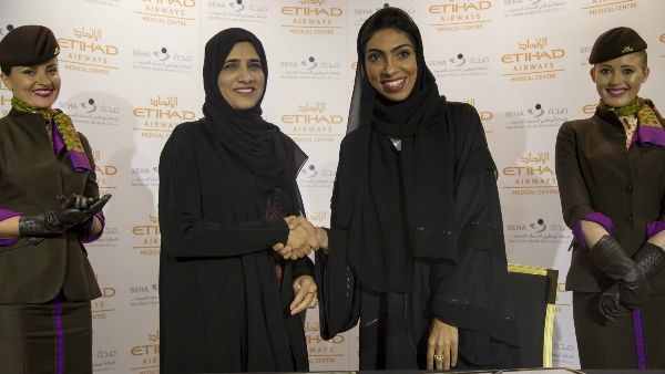 الدكتورة نادية بستكي، نائب الرئيس لشؤون الخدمات الطبية في الاتحاد للطيران، والدكتورة مريم بطي المزروعي، المدير التنفيذي بالإنابة للخدمات العلاجية الخارجية- صحة إلى جانب أفراد من طاقم الضيافة الجوية في الاتحاد للطيران 
