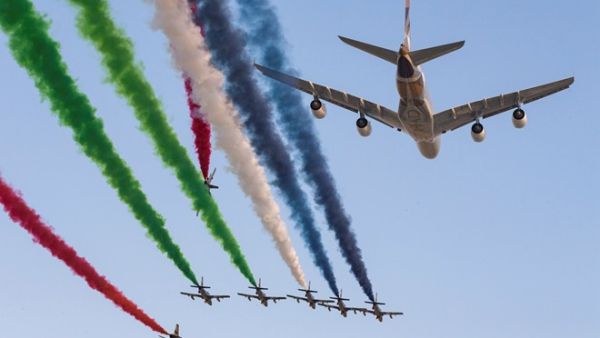 رافقت الطائرة A380 طائرات نفاثة سريعة لفريق فرسان الإمارات