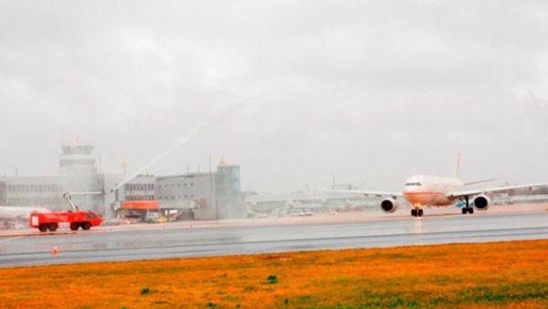 طائرة الاتحاد للطيران من طراز إيرباص A330-300 تصل إلى دوسلدورف وسط تحية رشاشات المياه التقليدية طائرة الاتحاد للطيران من طراز إيرباص A330-300 تصل إلى دوسلدورف وسط تحية رشاشات المياه التقليدية