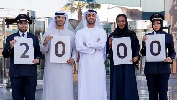 محمد المنصوري يتوسط زملائه الإماراتيين العاملين في الاتحاد للطيران