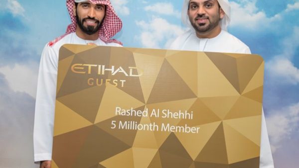 عضو برنامج ضيف الاتحاد رقم خمسة ملايين، راشد الشحي (يسار) يتلقى التهنئة من قبل ياسر اليوسف، المدير الإداري لبرنامج ضيف الاتحاد. عضو برنامج ضيف الاتحاد رقم خمسة ملايين، راشد الشحي (يسار) يتلقى التهنئة من قبل ياسر اليوسف، المدير الإداري لبرنامج ضيف الاتحاد.