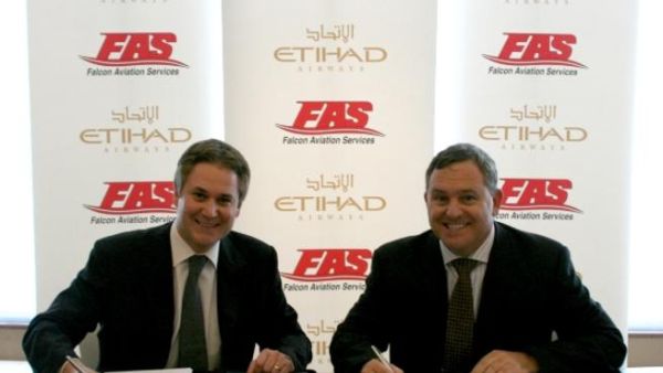 بيتر بومغارتنر، رئيس الشؤون التجارية في الاتحاد للطيران وجيه بيكر، نائب الرئيس لتطوير الأعمال والاستراتيجية في فالكون للطيران خلال توقيع الاتفاقية