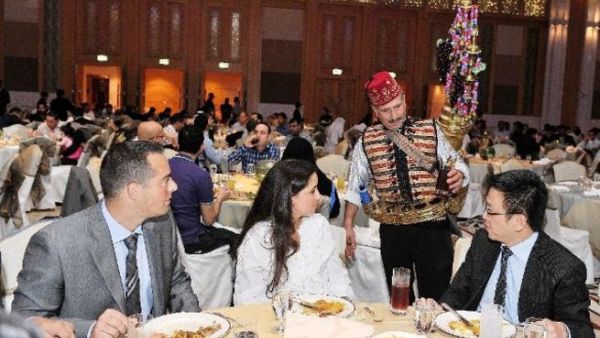تناول الحضور طعام الإفطار مع كبار مسؤولي اتصالات وموظفيها ضمن أمسيتين منفصلتين في فندق شانغريلا في أبوظبي، وفي فندق جراند حياة في دبي تناول الحضور طعام الإفطار مع كبار مسؤولي اتصالات وموظفيها ضمن أمسيتين منفصلتين في فندق شانغريلا في أبوظبي، وفي فندق جراند حياة في دبي