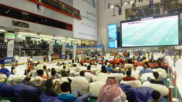 مباريات كأس أمم أوروبا في حلبة التزلج في دبي مول