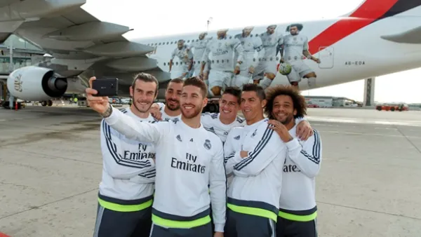 فريق ريال مدريد بكامل نجومه في استقبال طائرة الإمارات الإيرباص A380 لدى وصولها إلى مطار مدريد الدولي اليوم.
