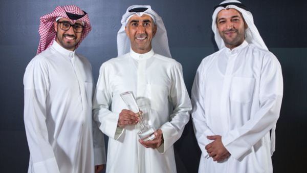 Mr. Ahmed Abul, Executive Manager, Digital Banking at Gulf Bank (C) accepting the award for ‘Best Mobile Banking Experience in the Middle East’ from Arabian Business.