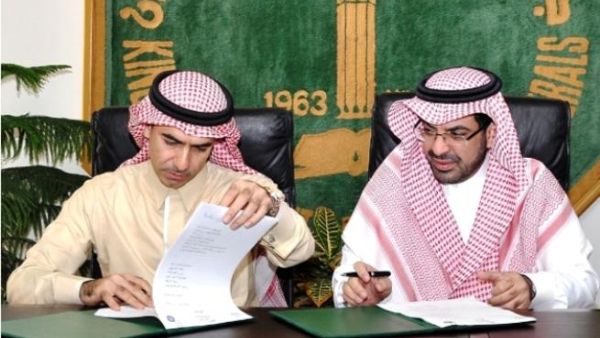 قام بتوقيع الاتفاقية كل من وليد أبوخالد، الرئيس والمدير التنفيذي لشركة "جنرال إلكتريك" في المملكة العربية السعودية والبحرين؛ والدكتور خالد بن صالح السلطان، مدير جامعة الملك فهد للبترول والمعادن، خلال حفل خاص أقيم في الظهران