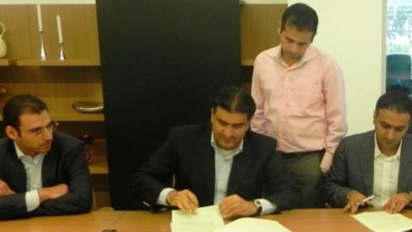 Hisham Al Rayes, Chief Investment Officer, GFH; Esam Janahi, Executive Chairman, GFH and Sanjay Chhabria, Managing Director, Wadhwa during the signing