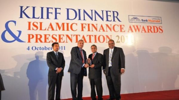 Arun Ratra, Head of Global Markets Groups in GIC, receives the award Arun Ratra, Head of Global Markets Groups in GIC, receives the award