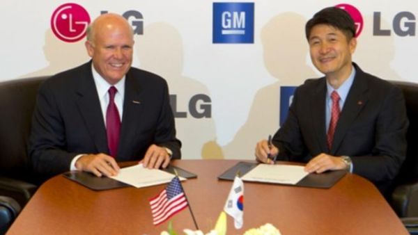 GM Vice Chairman, Steve Girsky and Juno Cho, President and Chief Operating Officer of LG Corp