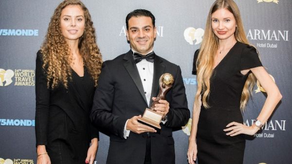 أيمن عاشور المدير العام للفندق يستلم الجائزة أيمن عاشور المدير العام للفندق يستلم الجائزة
