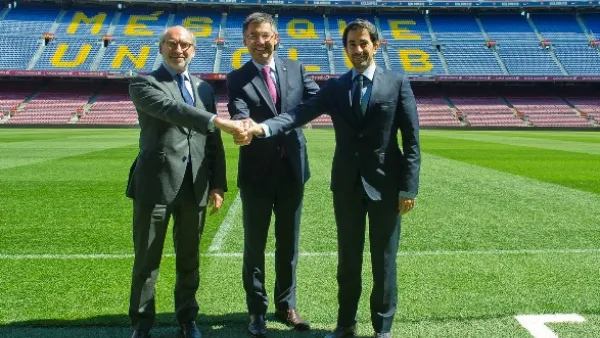 جيرار بوكنيه، مدير الشراكات الخاصة وجمع التبرعات بمنظمة اليونيسف، جوزيب ماريا بارتوميو، رئيس نادي إف سي برشلونة، وعيسى المناعي، المدير التنفيذي لروتا