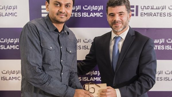 جيل كونكالفيز أزيفيدو، رئيس الخدمات المصرفية للأفراد، الإمارات الإسلامي مع أحد الفائزين.