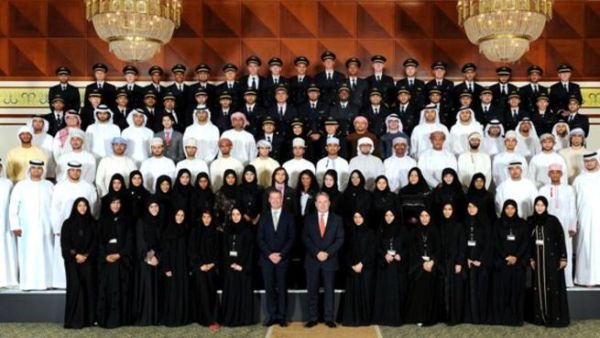 جيمس هوجن رئيس المجموعة والرئيس التنفيذي للاتحاد للطيران وراي غاميل رئيس شؤون الموظفين والأداء ودفعة الخريجين الجدد خلال حفل مراسم التخرج الذي أقيم بالأمس في أبوظبي