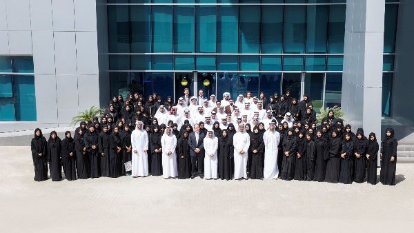 سعادة محمد حارب سلطان اليوسف، عضو مجلس إدارة مجموعة الاتحاد للطيران (الوسط) مع الخريجين من برنامج الاتحاد للطيران التأسيسي التابع لبرنامج التطوير الوطني إلى جانب فريق الإدارة العليا.