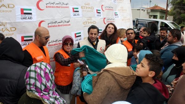 أطفال يتسلمون المساعدات أطفال يتسلمون المساعدات