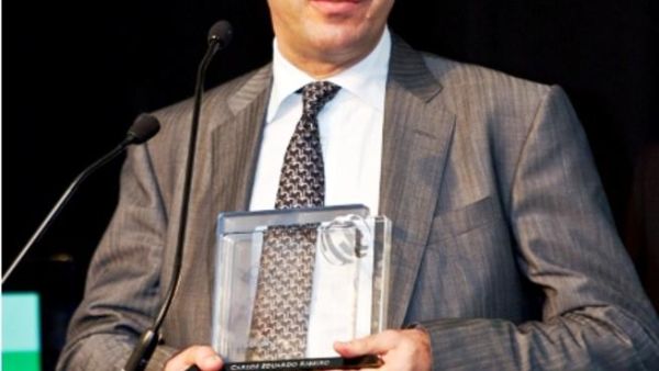Carlos Ribeiro, Chief Financial Officer at Gulf Bank accepting his award at the ceremony Carlos Ribeiro, Chief Financial Officer at Gulf Bank accepting his award at the ceremony