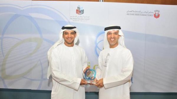 فلاح الأحبابي، مدير عام مجلس أبوظبي للتخطيط العمراني، يكرم الدكتور مغير الخييلي، مدير عام مجلس أبوظبي للتعليم