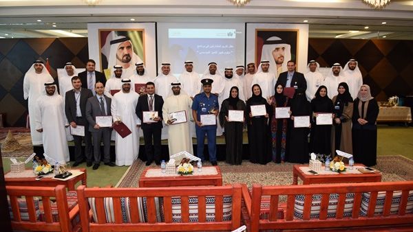 أحمد محبوب مصبح وهادي التيجاني وبطي الجميري وأحمد كاظم يتوسطون الخريجين