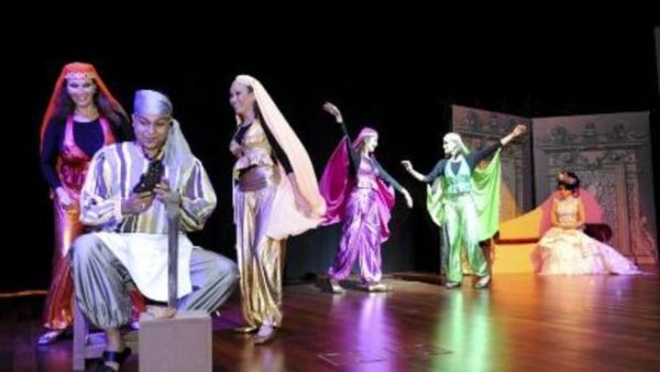 'Hakawati' presents traditional story-telling performance to new students 'Hakawati' presents traditional story-telling performance to new students