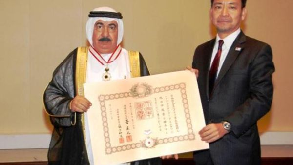 حمد عبدالله المطوع، العضو المنتدب لشركة سيراميك رأس الخيمة يتسلم الوسام
