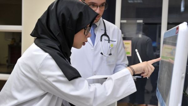 عمل 38 طالباً طيلة يوم واحد في مجموعات تتألف الواحدة منها من طالبين، وقامت كل مجموعة بالالتقاء بعدد من المرضى وتدوين سِيَرهم المرضية وإجراء فحوص القلب الإكلينيكية اللازمة لهم.