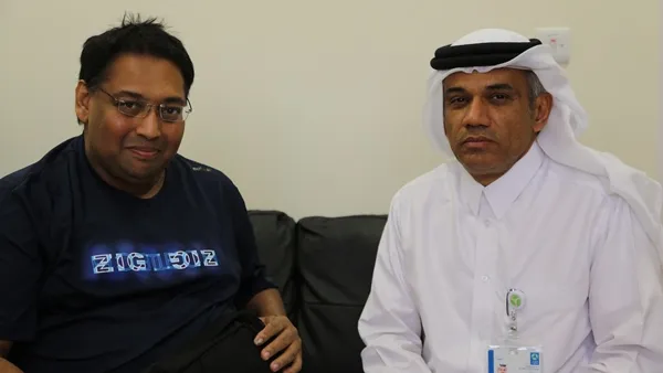 الدكتور عبد العزيز الخليفي، رئيس قسم جراحة القلب والصدر في مستشفى القلب، رفقة المريض كيران ماشادو