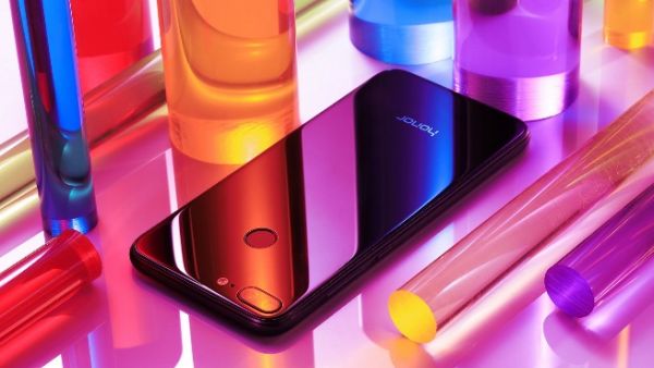 Honor 9 Lite features a dual-lens 13MP+2MP camera on both the front and rear. Honor 9 Lite features a dual-lens 13MP+2MP camera on both the front and rear.