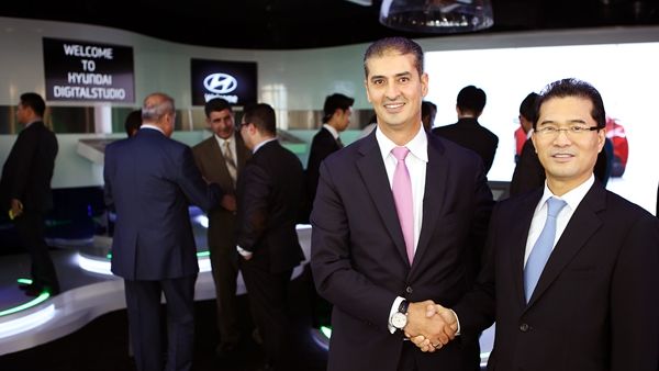 المهندس خالد عيسى، الرئيس التنفيذي للعمليات في مجموعة جمعة الماجد والسيد توم لي، نائب الرئيس ومدير المكتب الإقليمي لشركة هيونداي في الشرق الأوسط وشمال إفريقيا المهندس خالد عيسى، الرئيس التنفيذي للعمليات في مجموعة جمعة الماجد والسيد توم لي، نائب الرئيس ومدير المكتب الإقليمي لشركة هيونداي في الشرق الأوسط وشمال إفريقيا