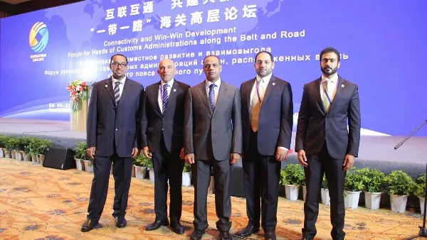 أحمد محبوب مصبح وخالد علي البستاني، المدير العام للهيئة الاتحادية للجمارك بالإنابة وفيصل لطفي ويوسف الهاشمي خلال مشاركتهم في المنتدى