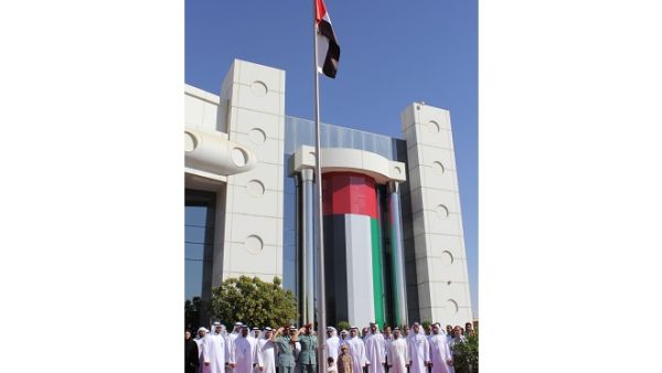 أمام مبنى إدارة المطار