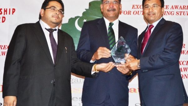 Iftikhar Hamdani receiving the award