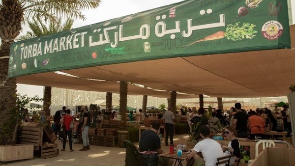 يعد السوق الذي أقيم في ساحة الاحتفالات التابعة للمدينة التعليمية، مبادرة محلية تهدف إلى توفير المواد الغذائية الطازجة والعضوية المنتجة محليًا لأفراد المجتمع. يعد السوق الذي أقيم في ساحة الاحتفالات التابعة للمدينة التعليمية، مبادرة محلية تهدف إلى توفير المواد الغذائية الطازجة والعضوية المنتجة محليًا لأفراد المجتمع.